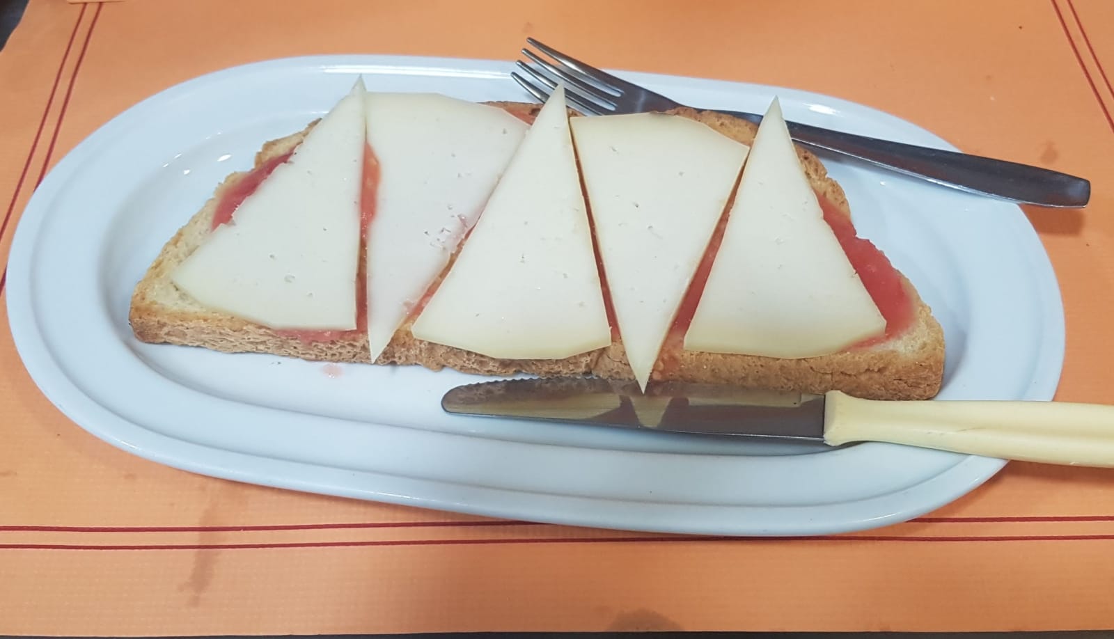 Tostada de queso y tomate