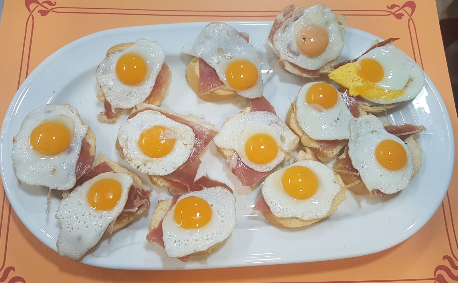 Ración de huevos de codorniz con jamón