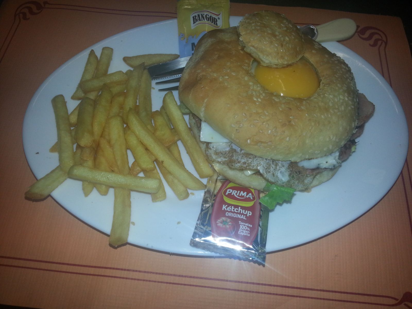 Plato combinado de bocadillo completo y patatas